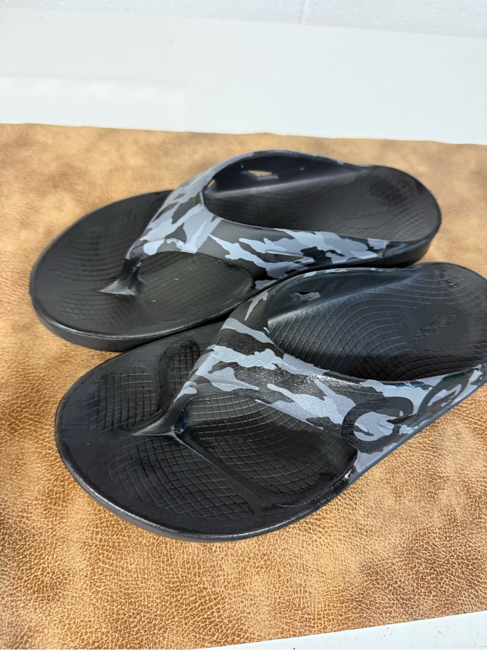 OOFOS unisex Black & Gray Camo Flip-Flops